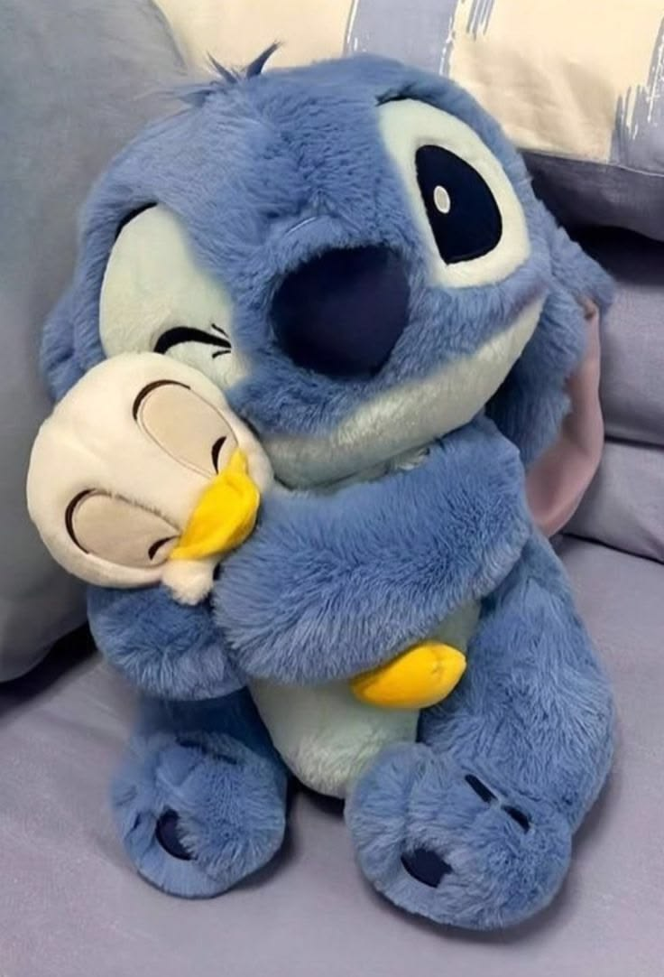 Peluche de Stitch Abrazando a Pato (Disney)